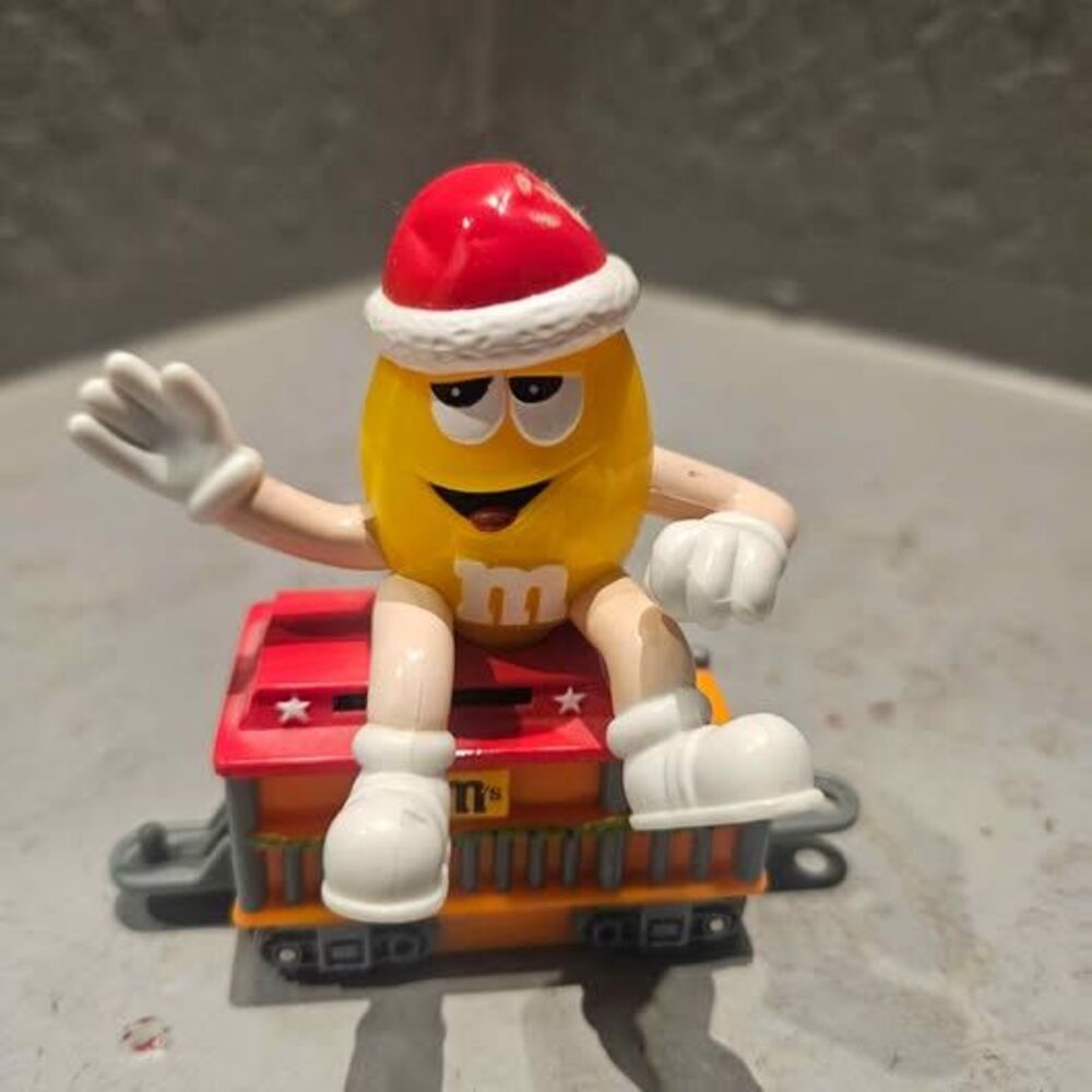 Peanut M and M Waving Christmas Train Car 3"